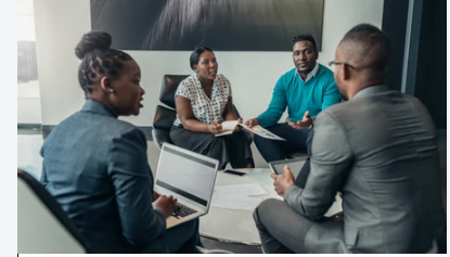 Un manager échange avec son équipe en réunion