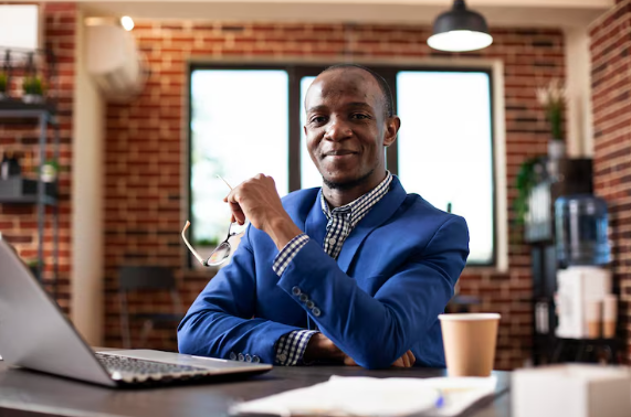 Un entrepreneur confiant à son bureau