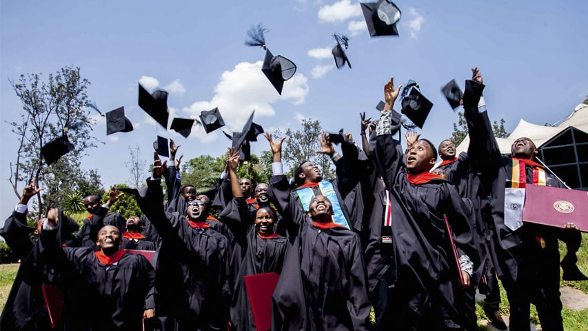 Des diplômés lancent leur toque